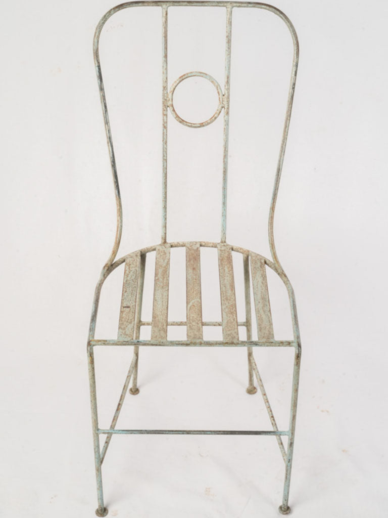 Slender design patio furniture pieces  