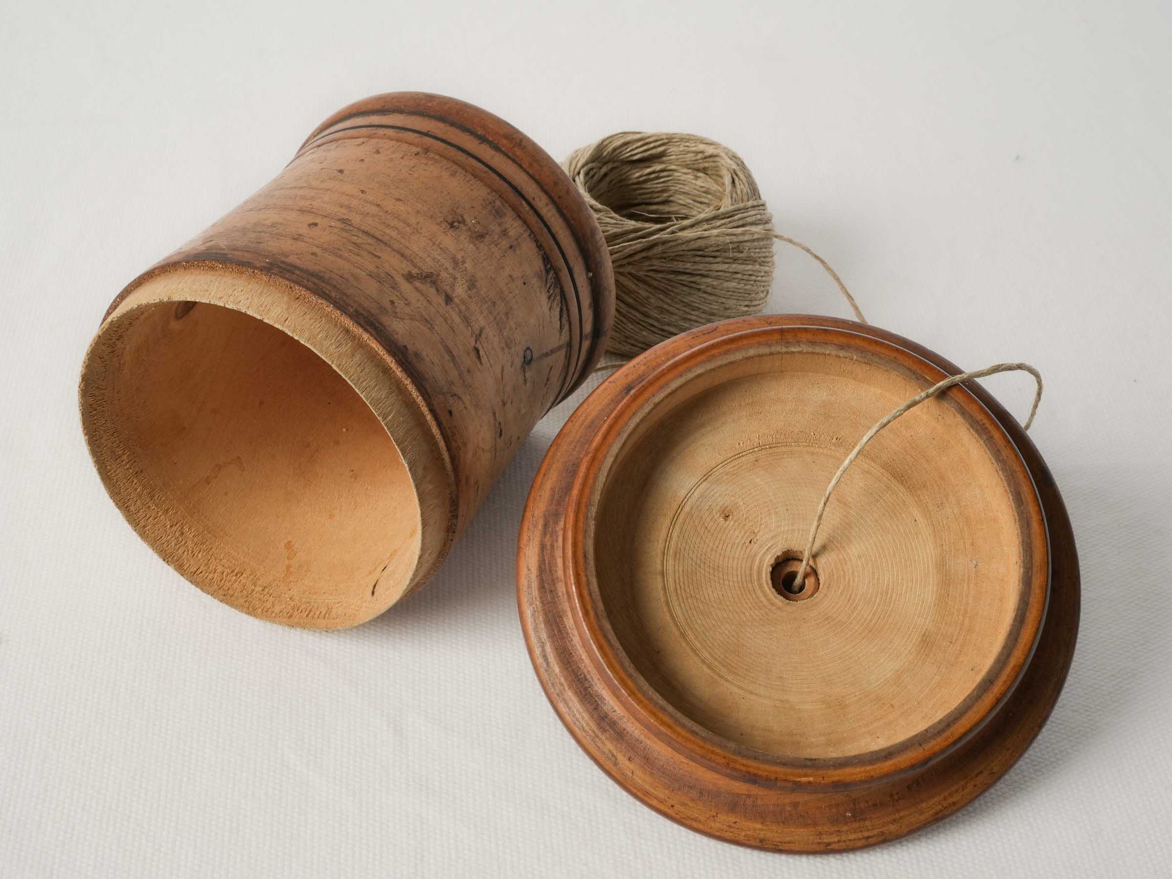 Simple cylindrical spindle string holder  