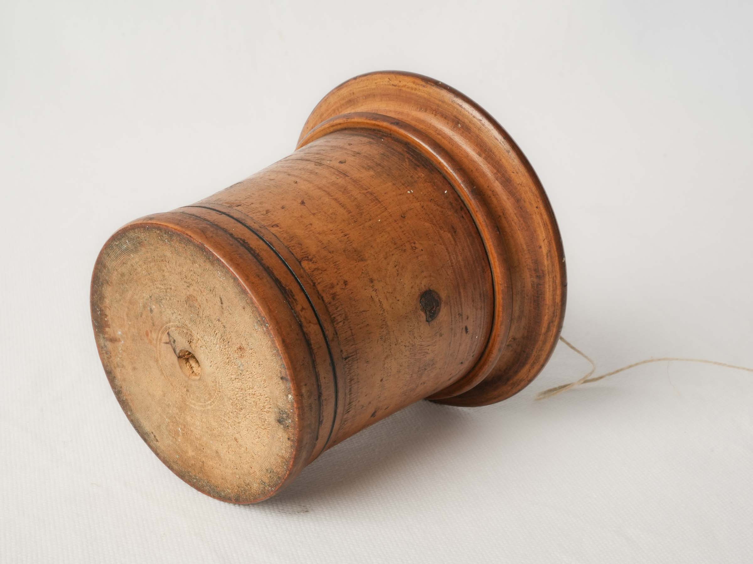 Practical collectible fruitwood string cutter  