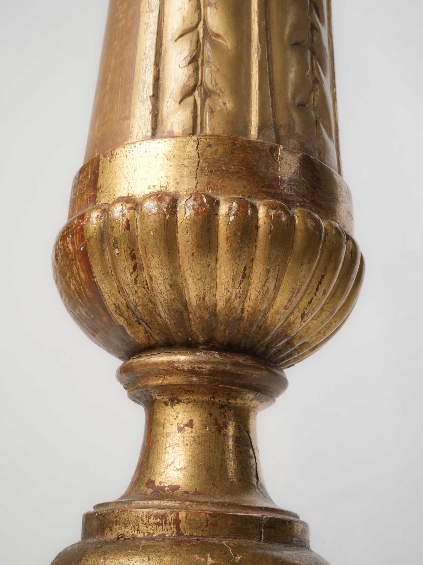 Elegant tripod base torchère