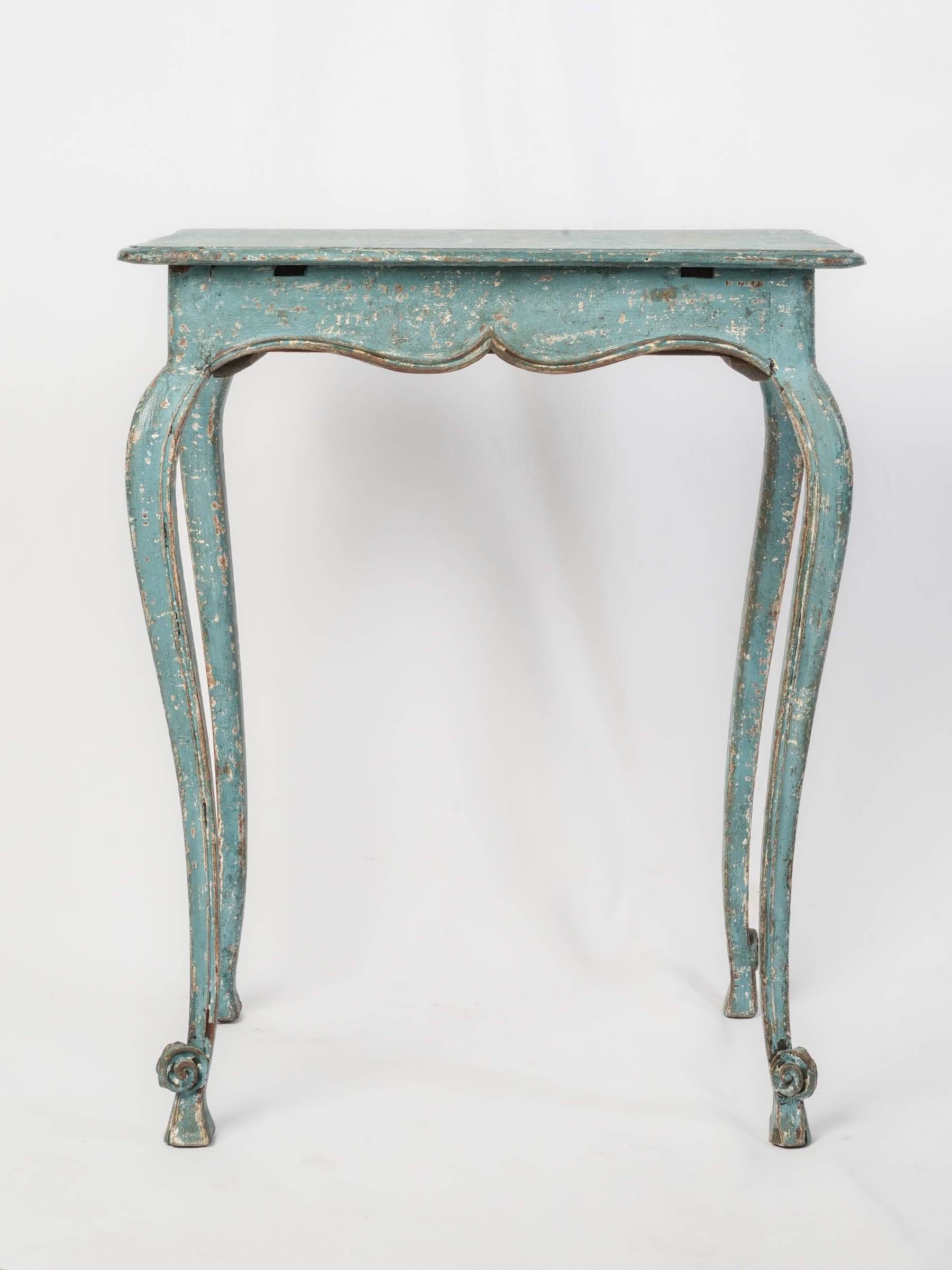 Provincial elegant cabriole leg table  