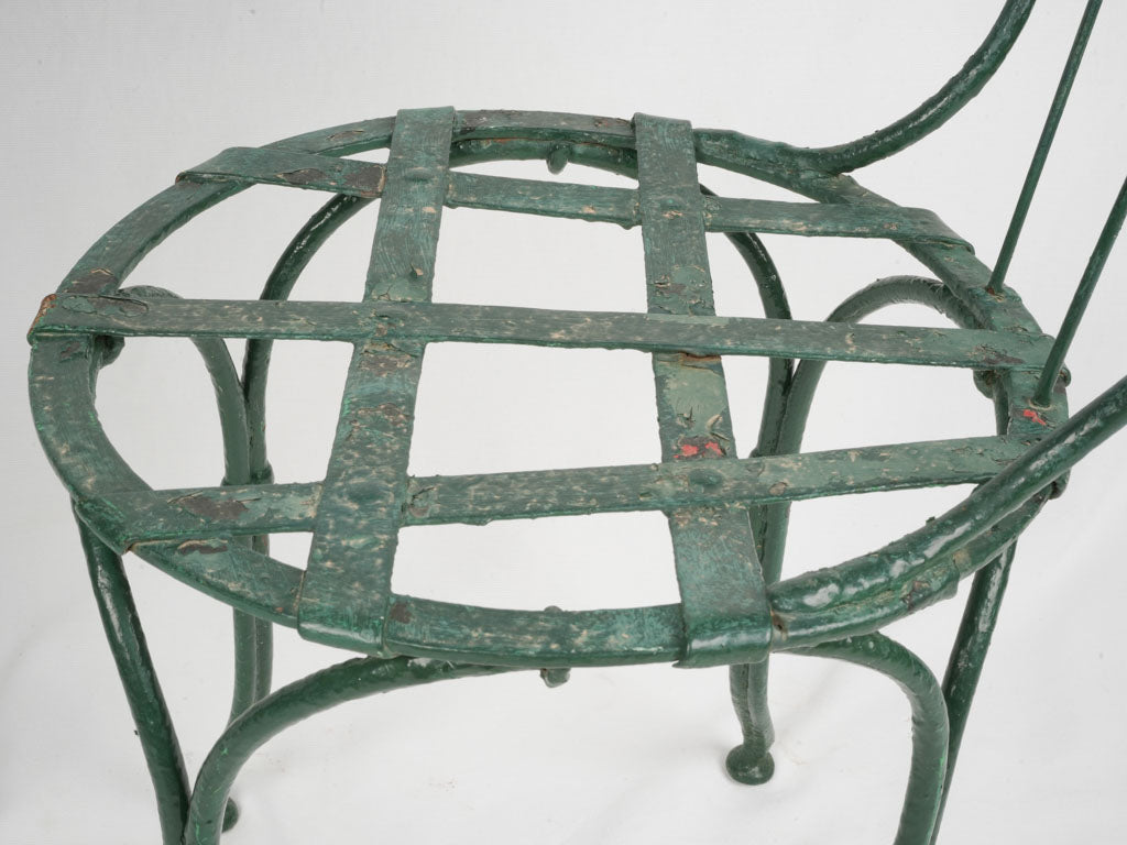 Timeless garden furniture with lattice seats