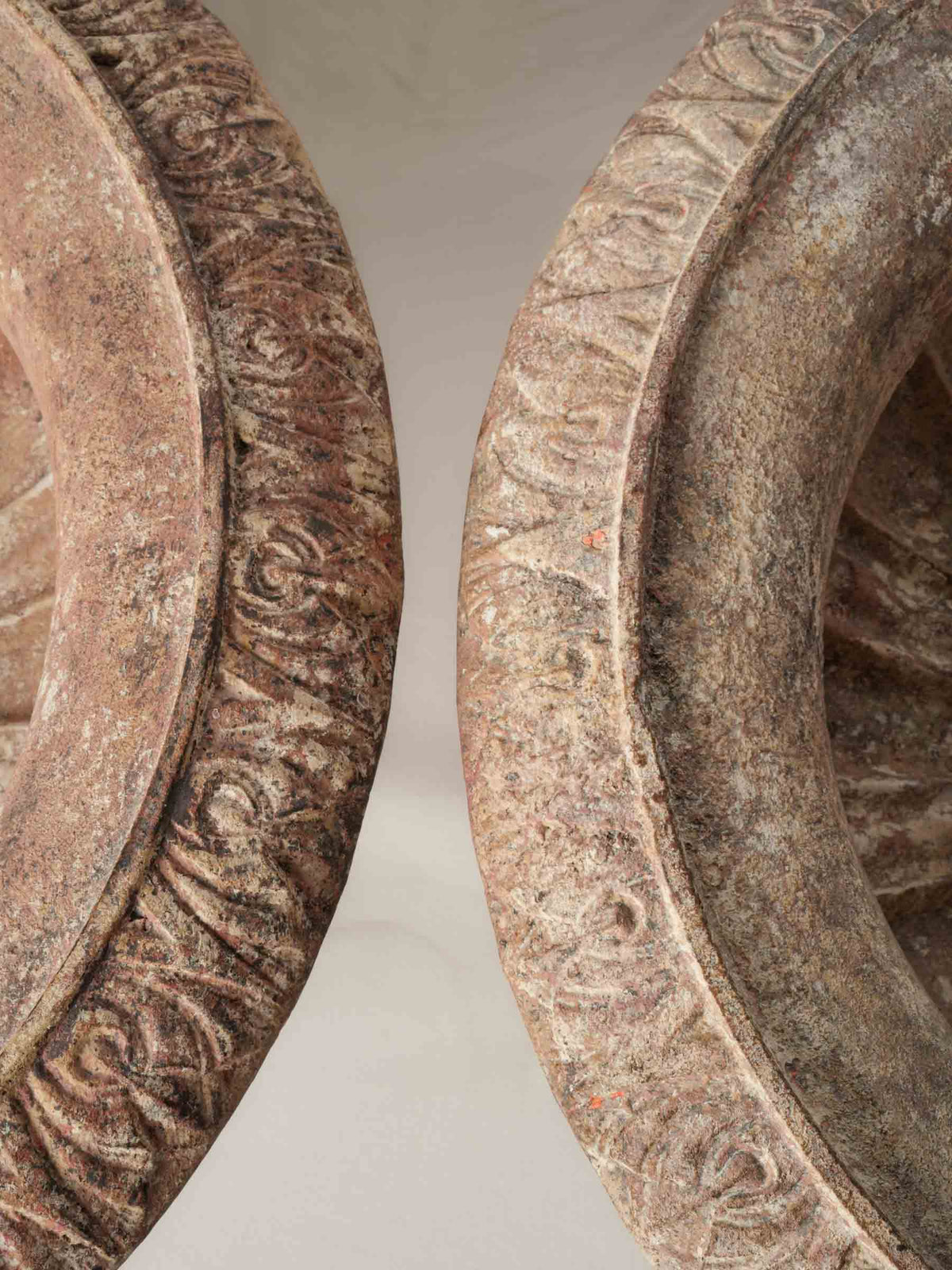 Iconic foliate-patterned urns