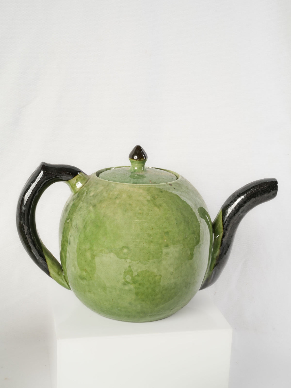 Rich green ceramic tea collection
