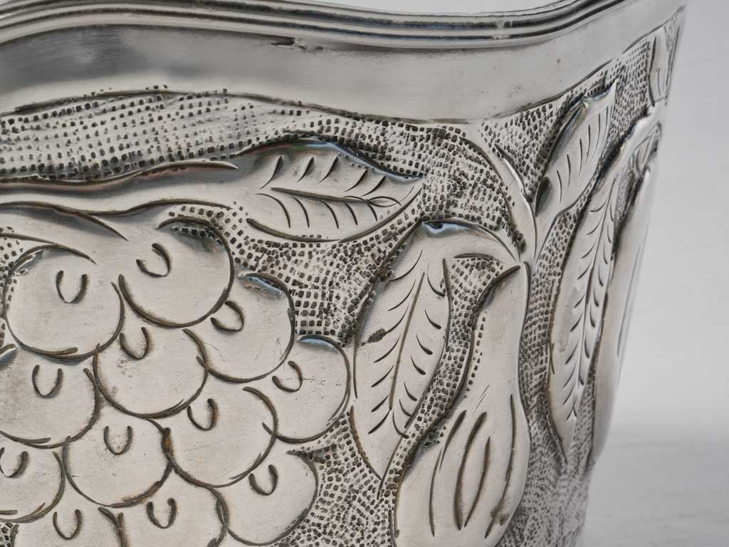 Silver-plated dynamic surface cachepot