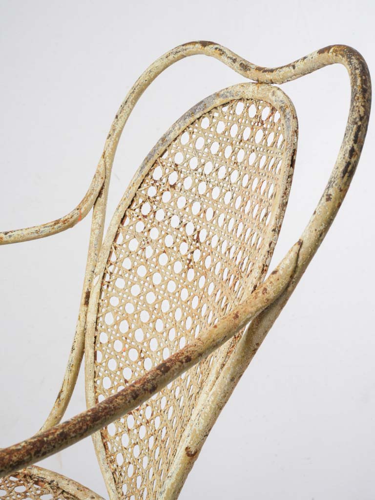 Delicately curved frame armchair
