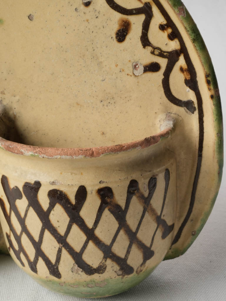 Green-edged wall-mount cutlery holder  