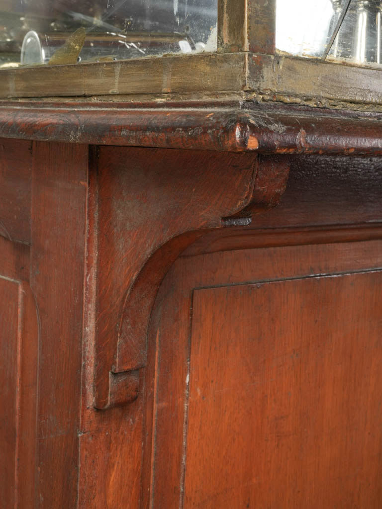 Brass-edged retail showcase  