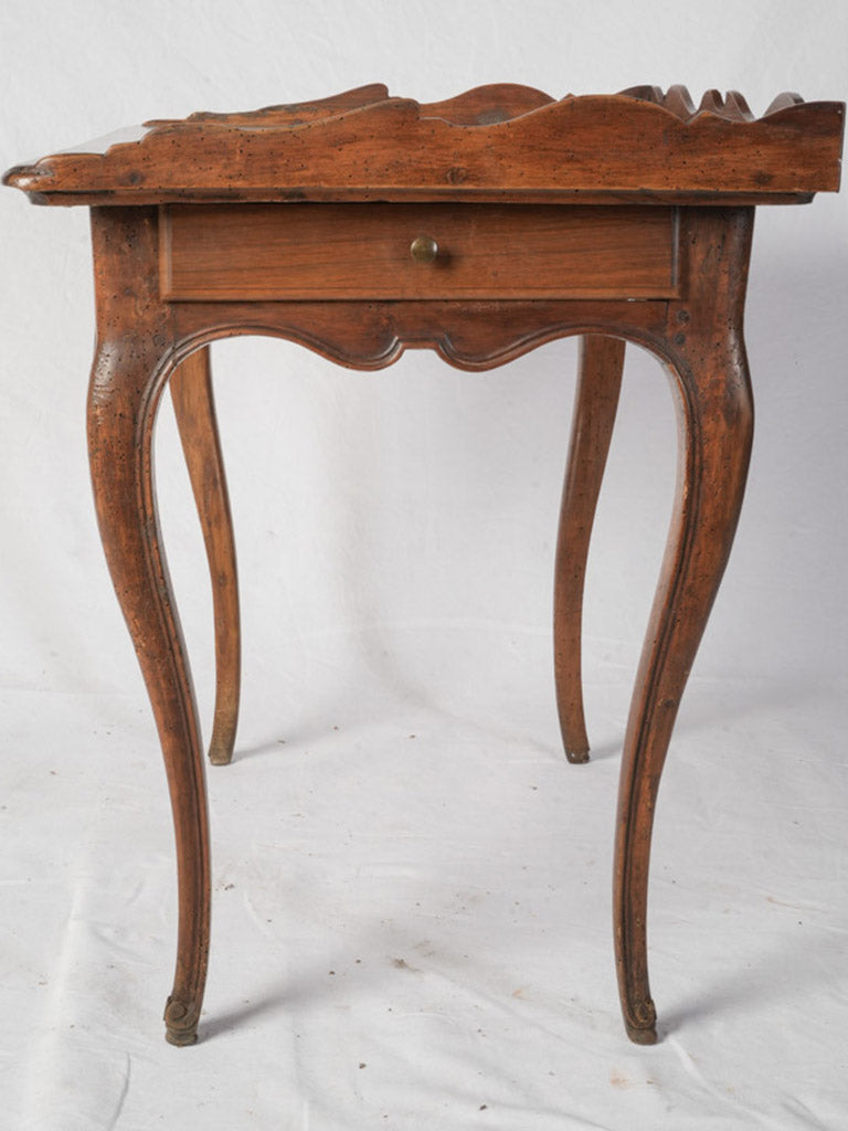 Graceful scalloped crest table