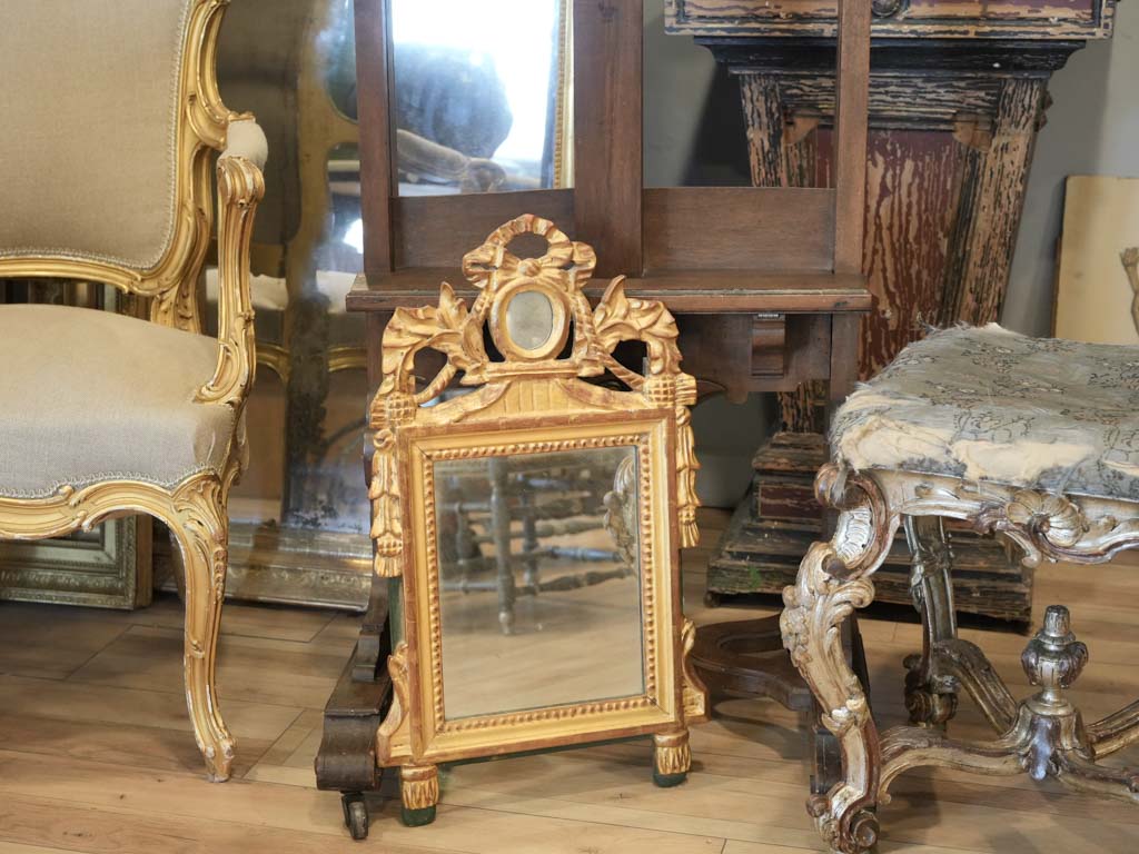 Playful secondary mirror feature