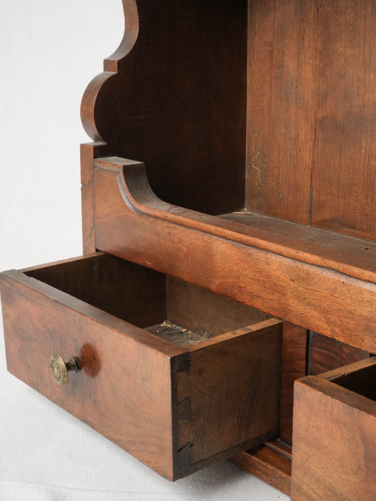 Enduring star motif display unit