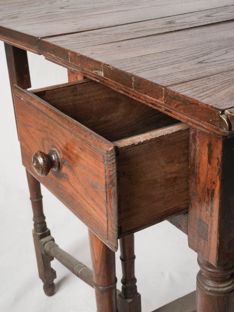 Classic baluster legged table