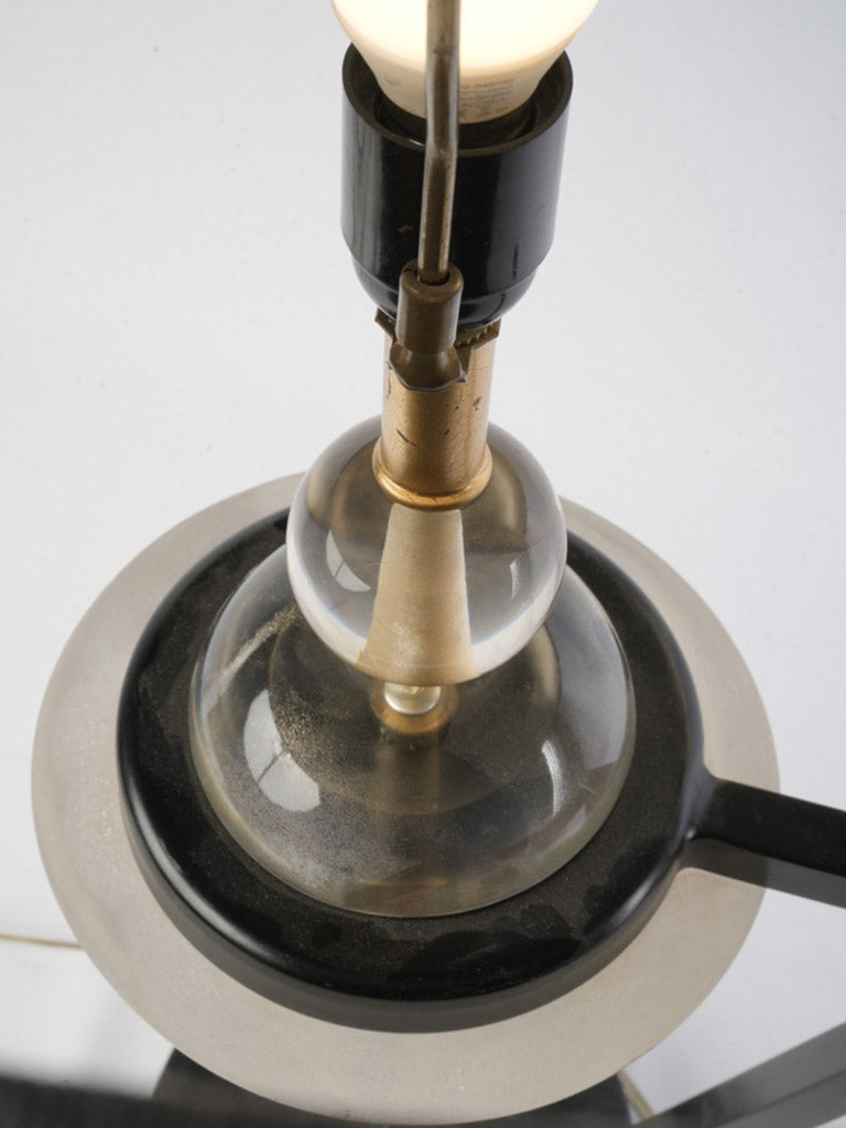 Dynamic suspension table lamp