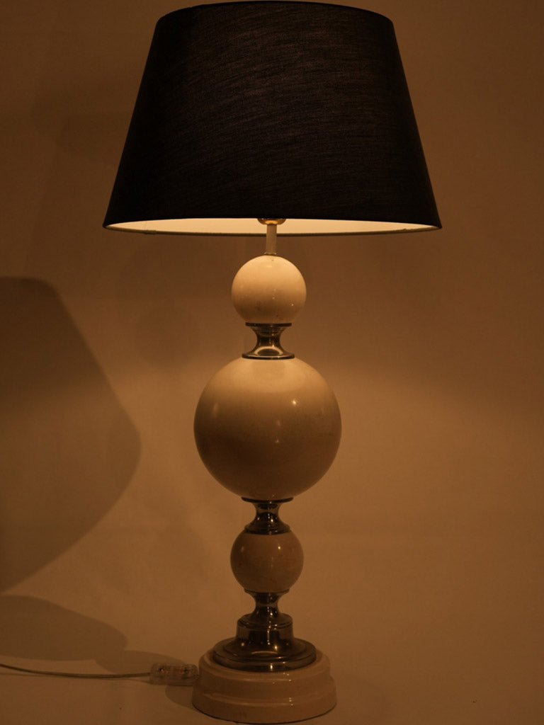 Refined 1960s ivory spherical lamp  