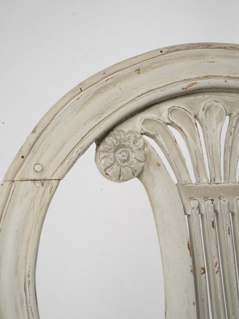 Graceful fluted legs chair  