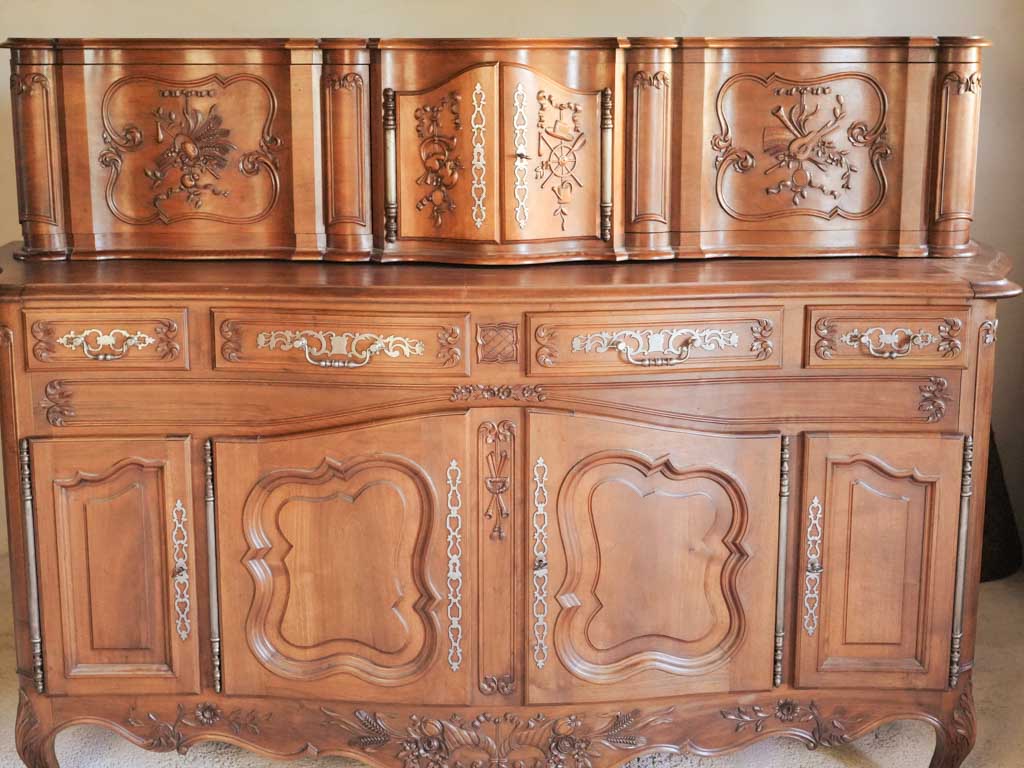 Classic serpentine-style cabinet