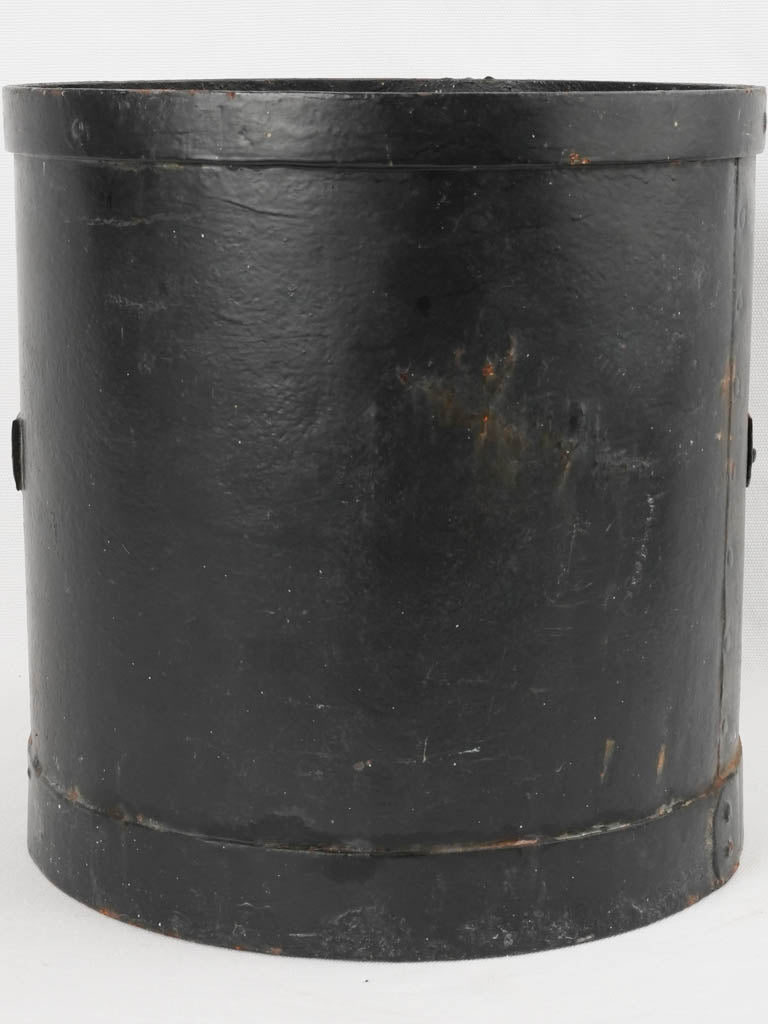 Aged metallic grain measuring vessel