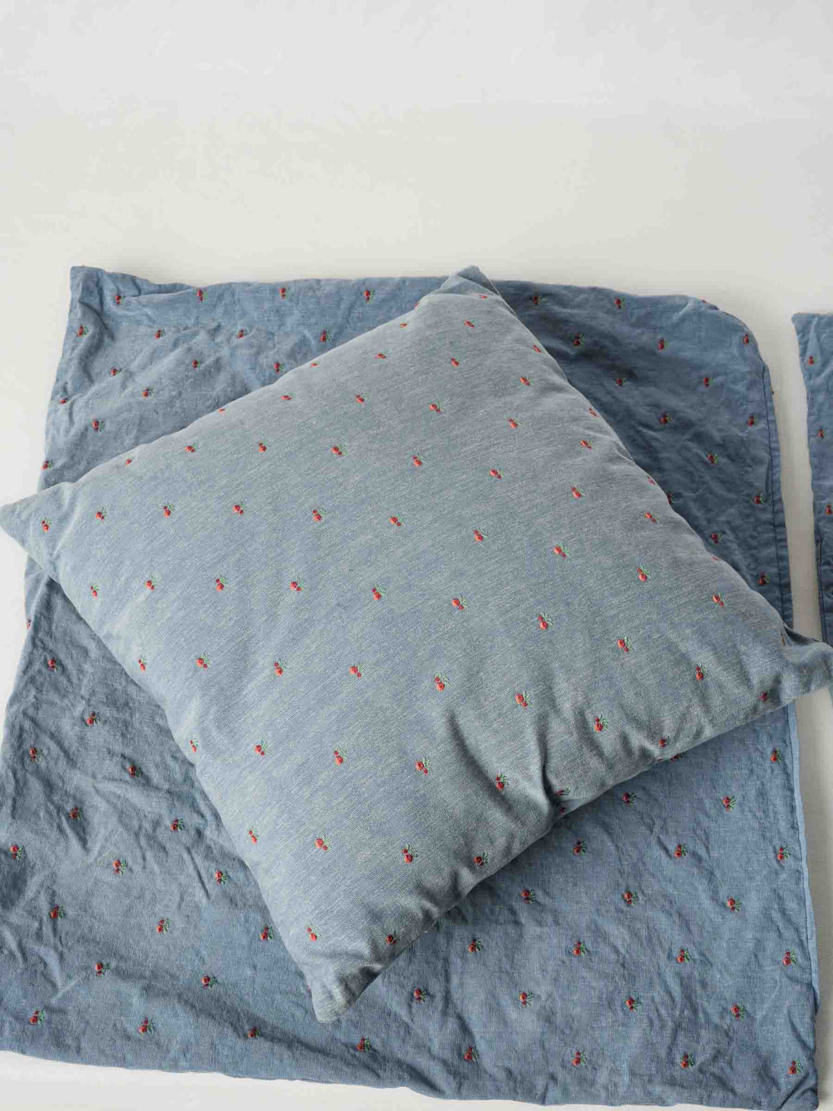 Soft vintage motif cushion set  
