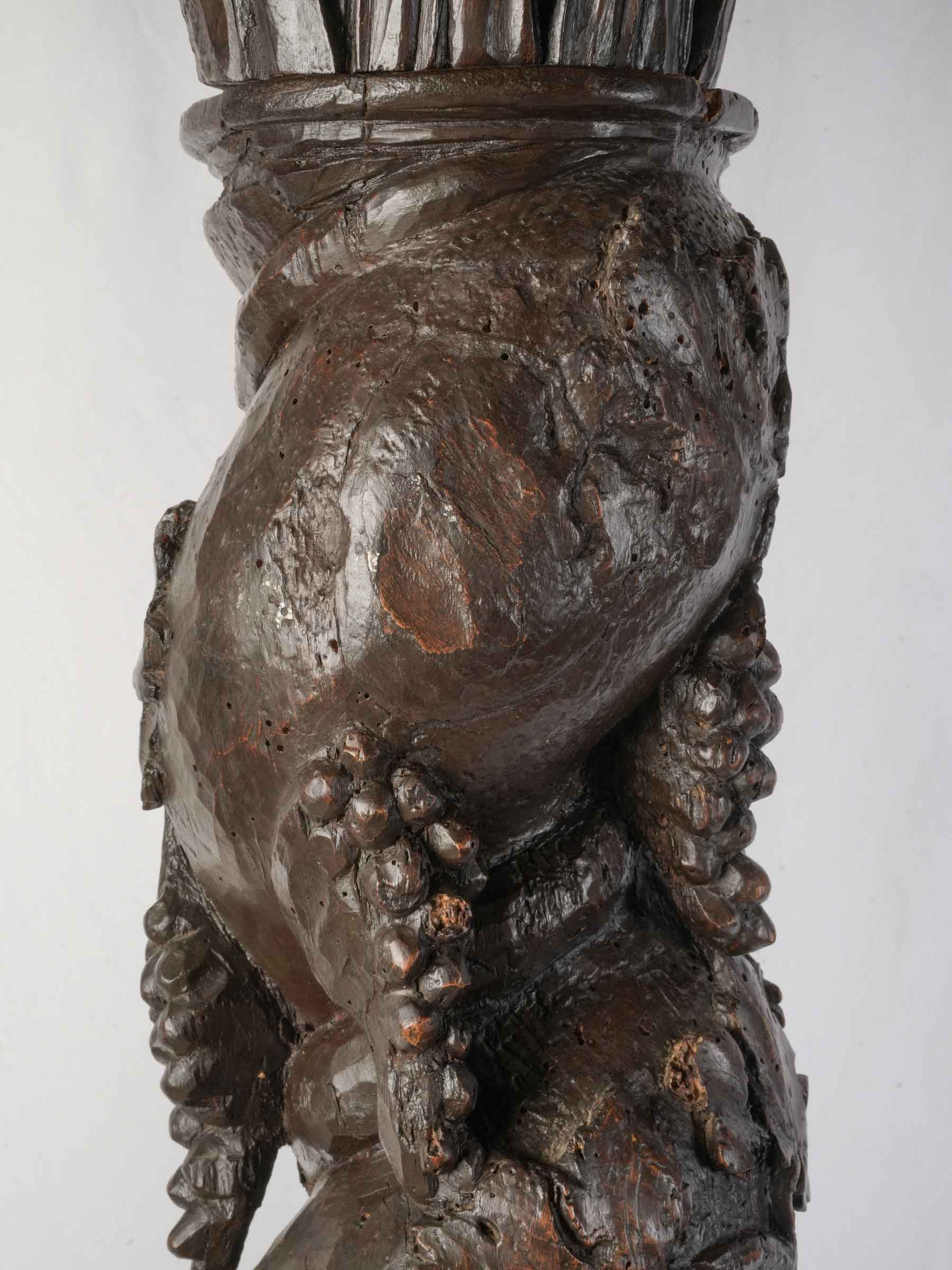 Exquisite 17th-century decor columns