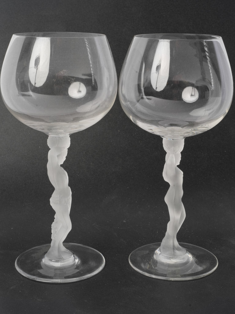 Striking satin-finished glasses  