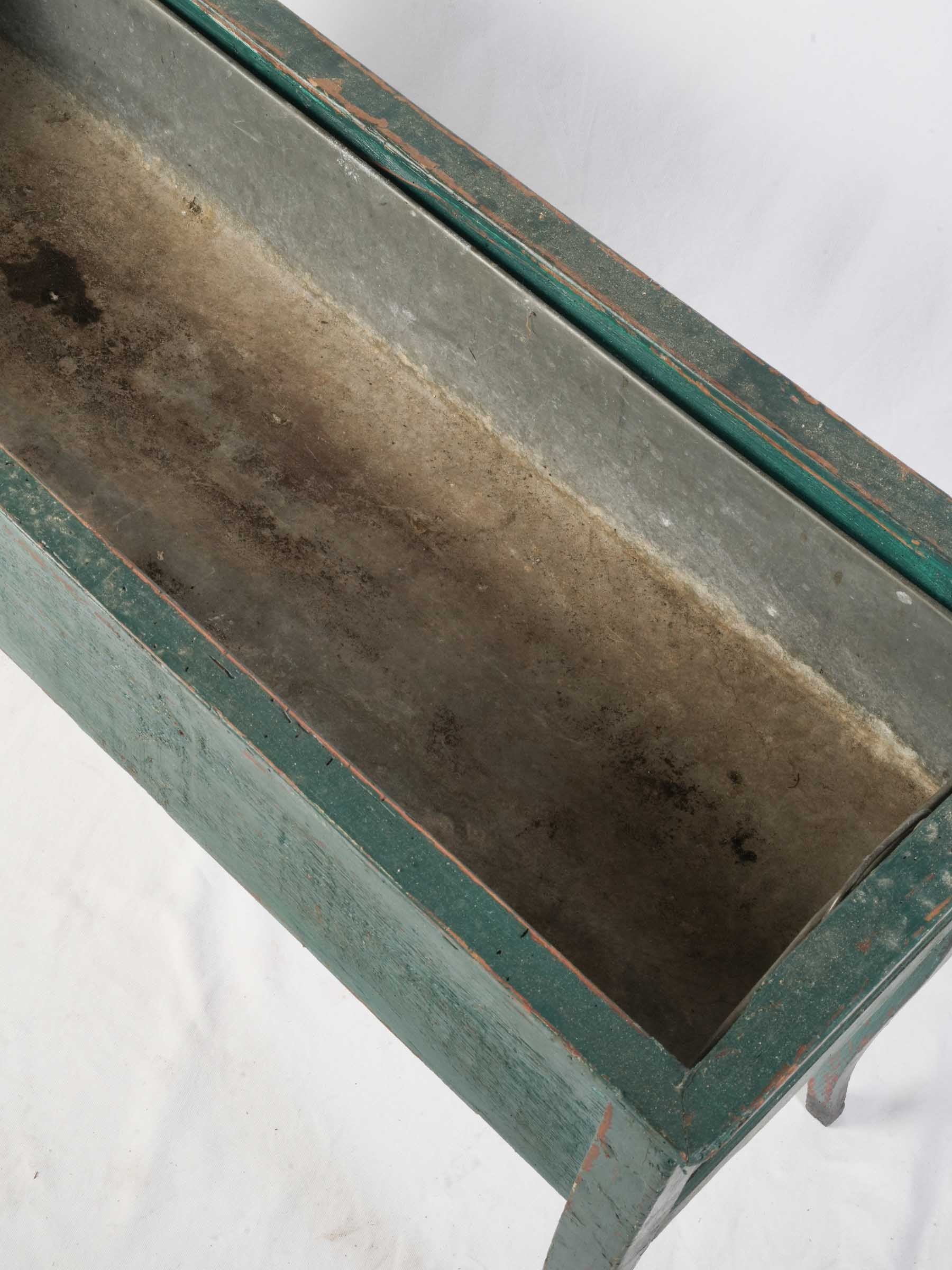 Cultivated garden atmosphere planter  