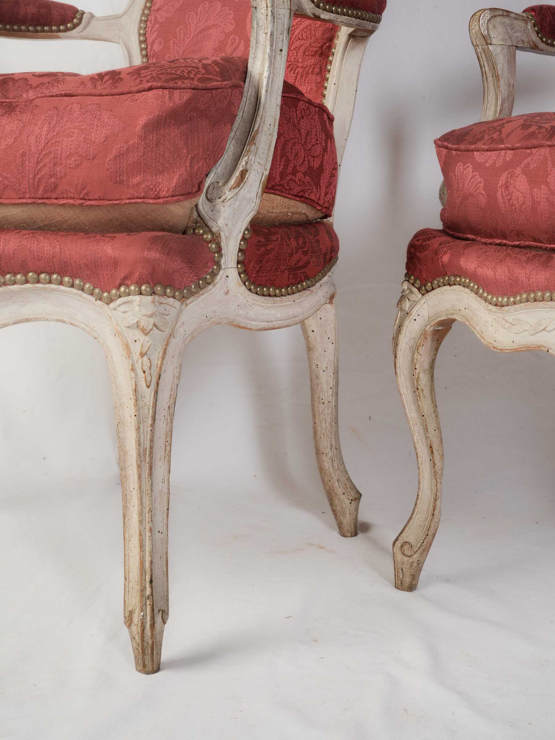 Graceful curved French silhouettes  
