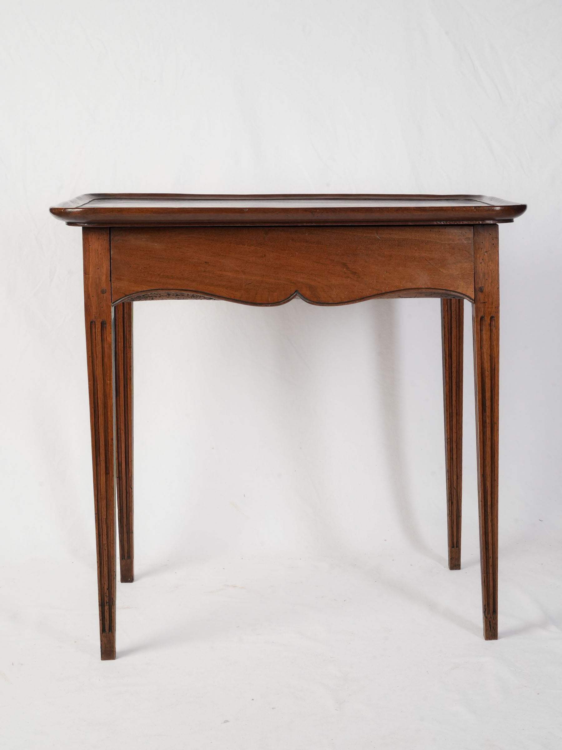 Louis XVI Walnut Table en Cabaret - 29½" x x 21¼" x  27½"