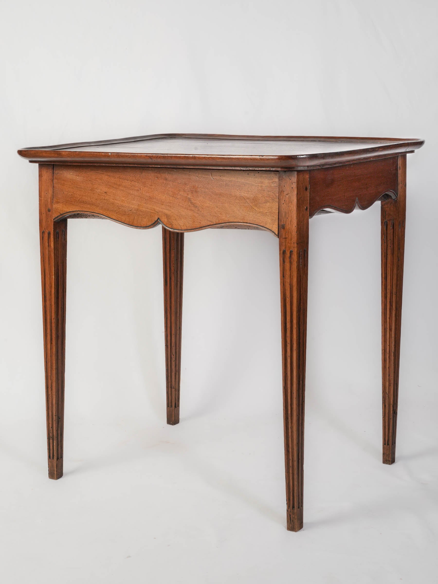 Louis XVI Walnut Table en Cabaret - 29½" x x 21¼" x  27½"