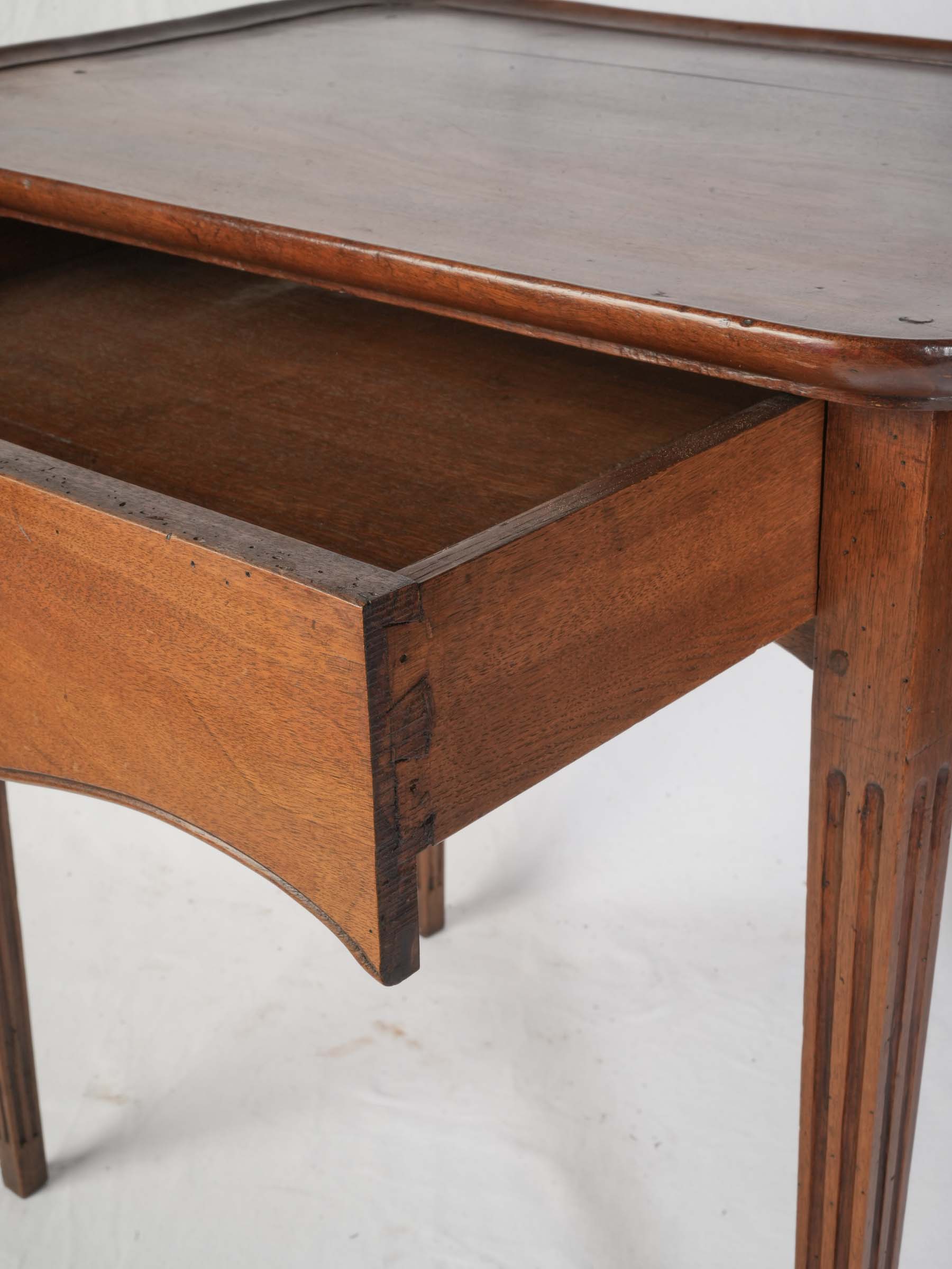 Louis XVI Walnut Table en Cabaret - 29½" x x 21¼" x  27½"