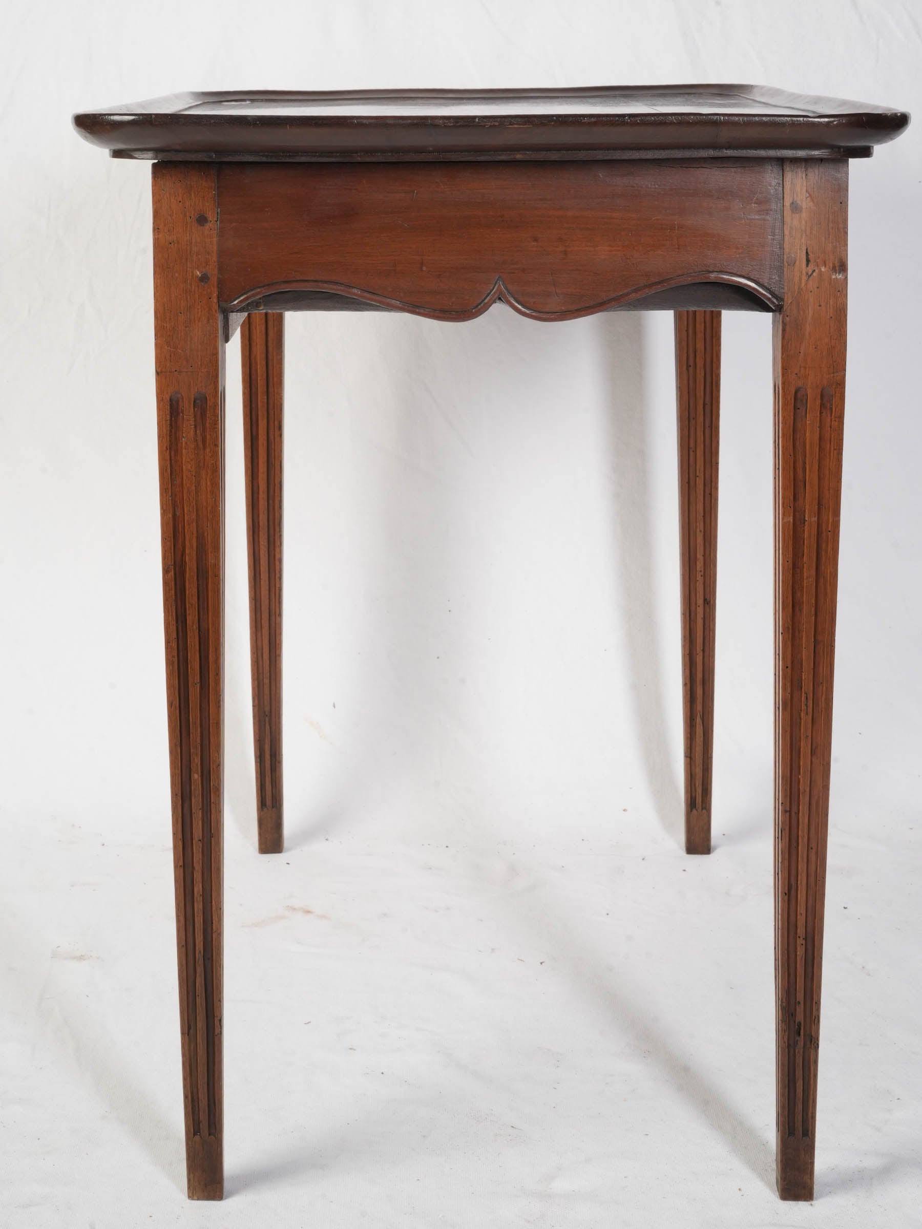 Louis XVI Walnut Table en Cabaret - 29½" x x 21¼" x  27½"