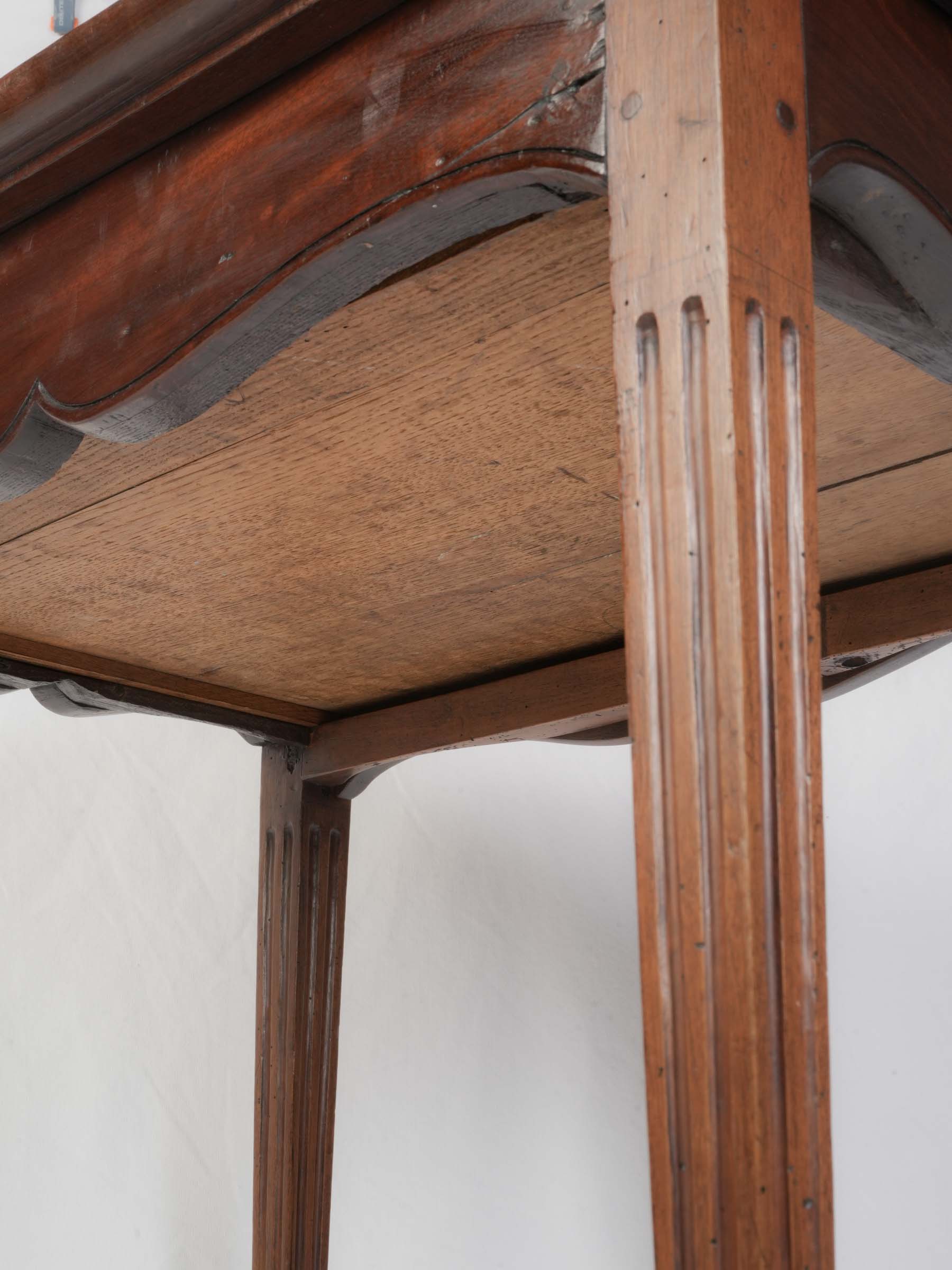 Louis XVI Walnut Table en Cabaret - 29½" x x 21¼" x  27½"