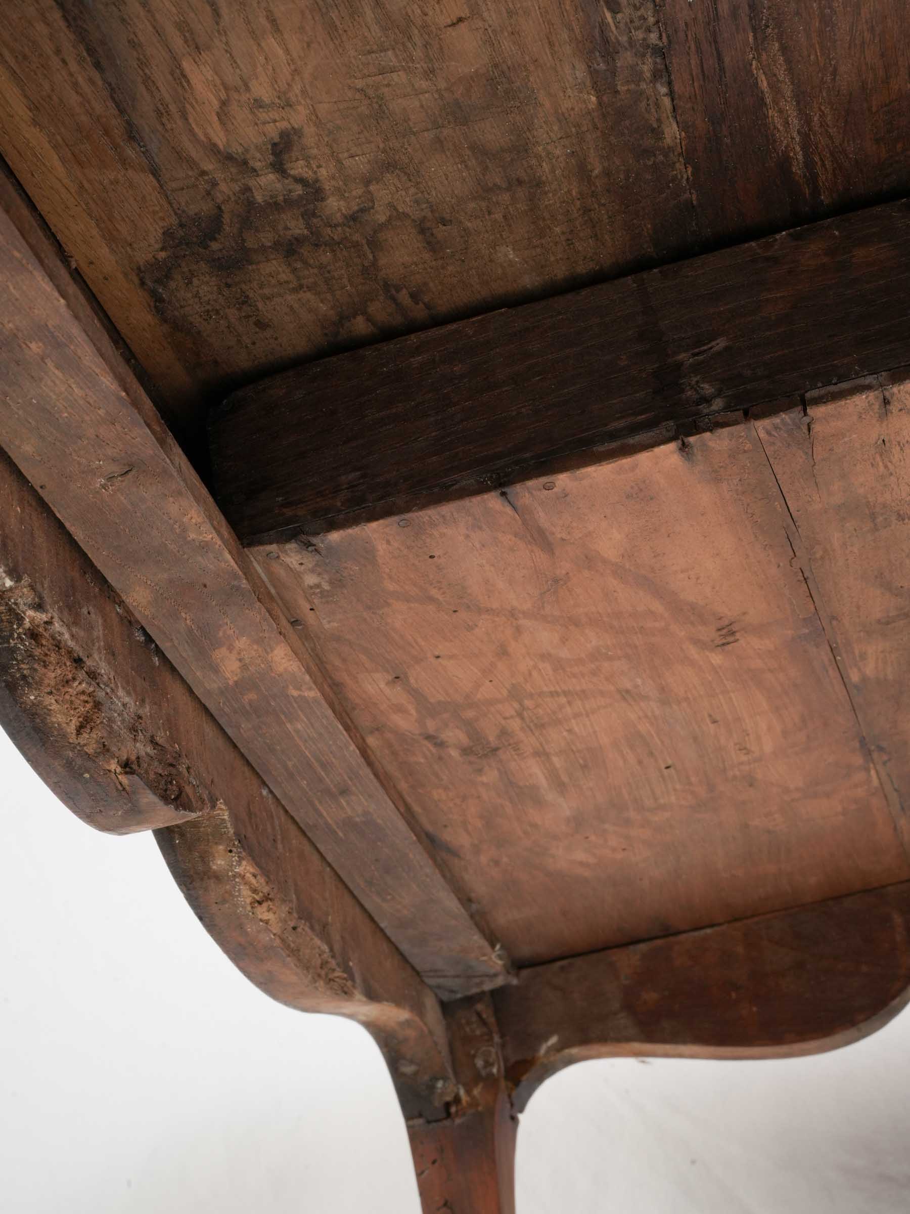 Graceful proportions Louis XV desk  