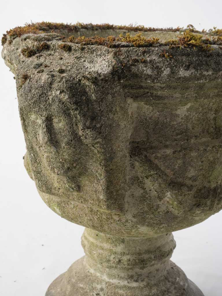 Naïve head-adorned urn