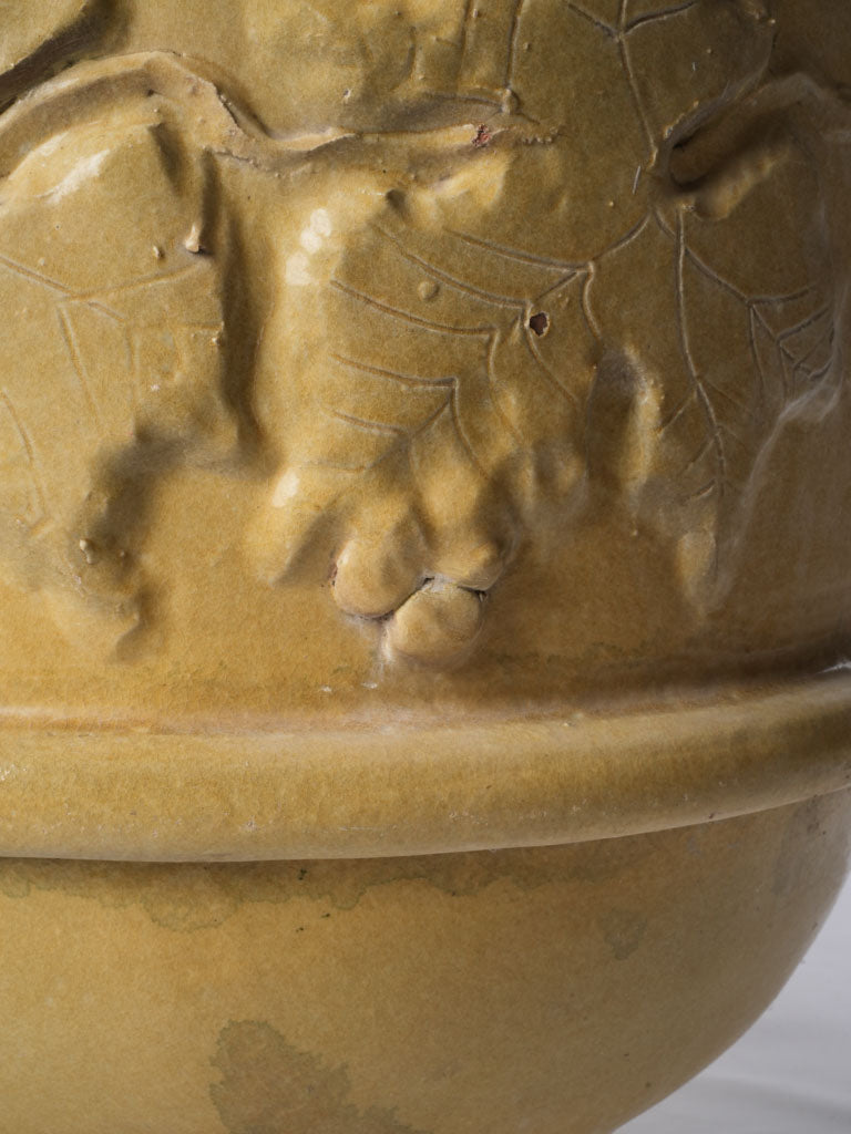 Elegant waisted socle ring planter