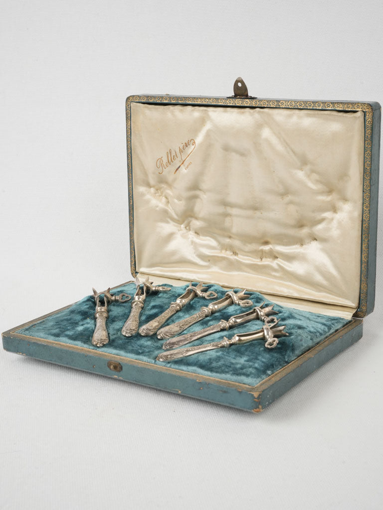 Elegant 19th century dinnerware piece