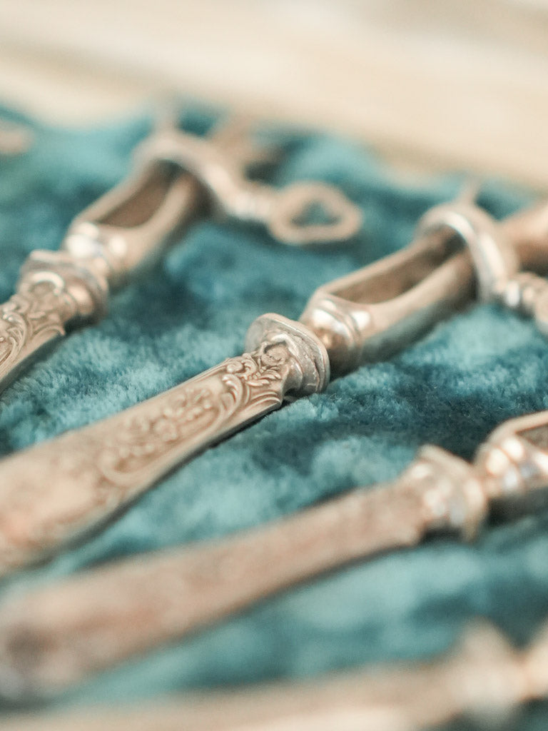 6 silver dinnerware handles for lamb chops in their box - 19th century