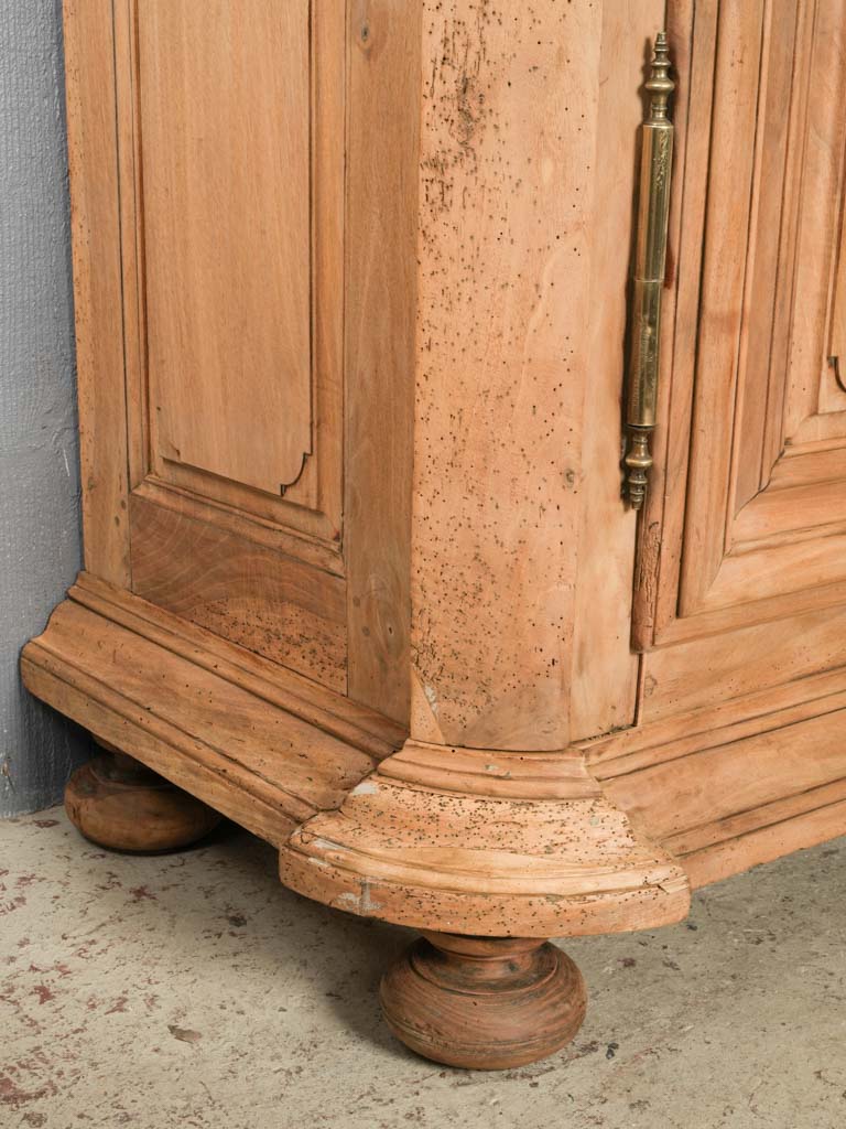 Rustic chapeau de gendarme cabinet  