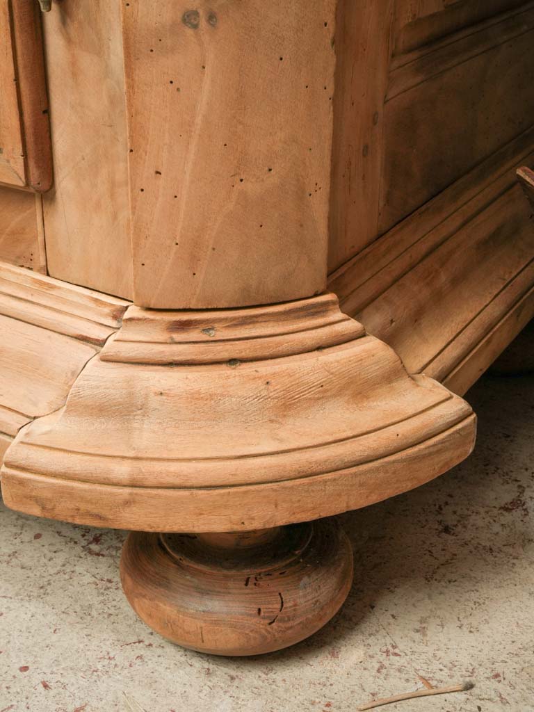 Decorative stylish gendarme cornice cabinet  