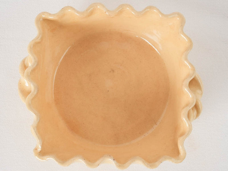 Old-fashioned bee-accent square decorative bowl