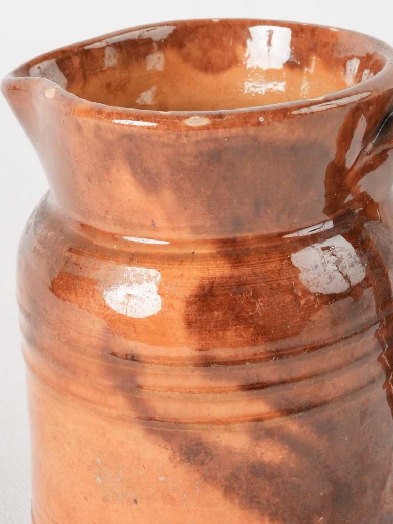 Classic small kitchenware with perpendicular beak