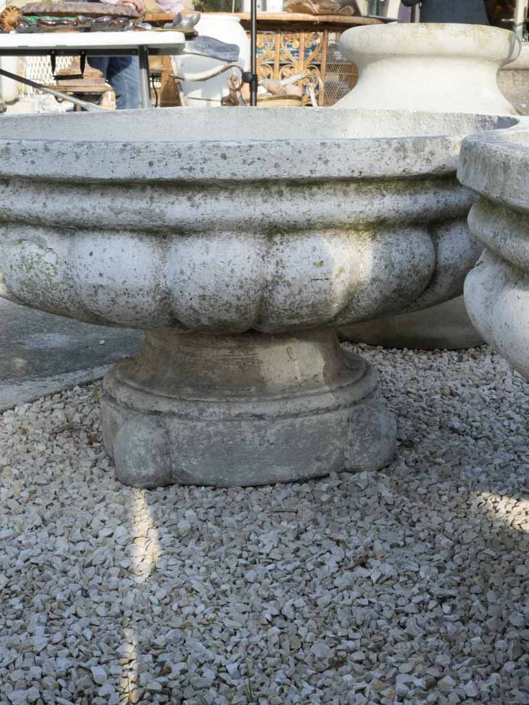 Classic-style stone Medici planters
