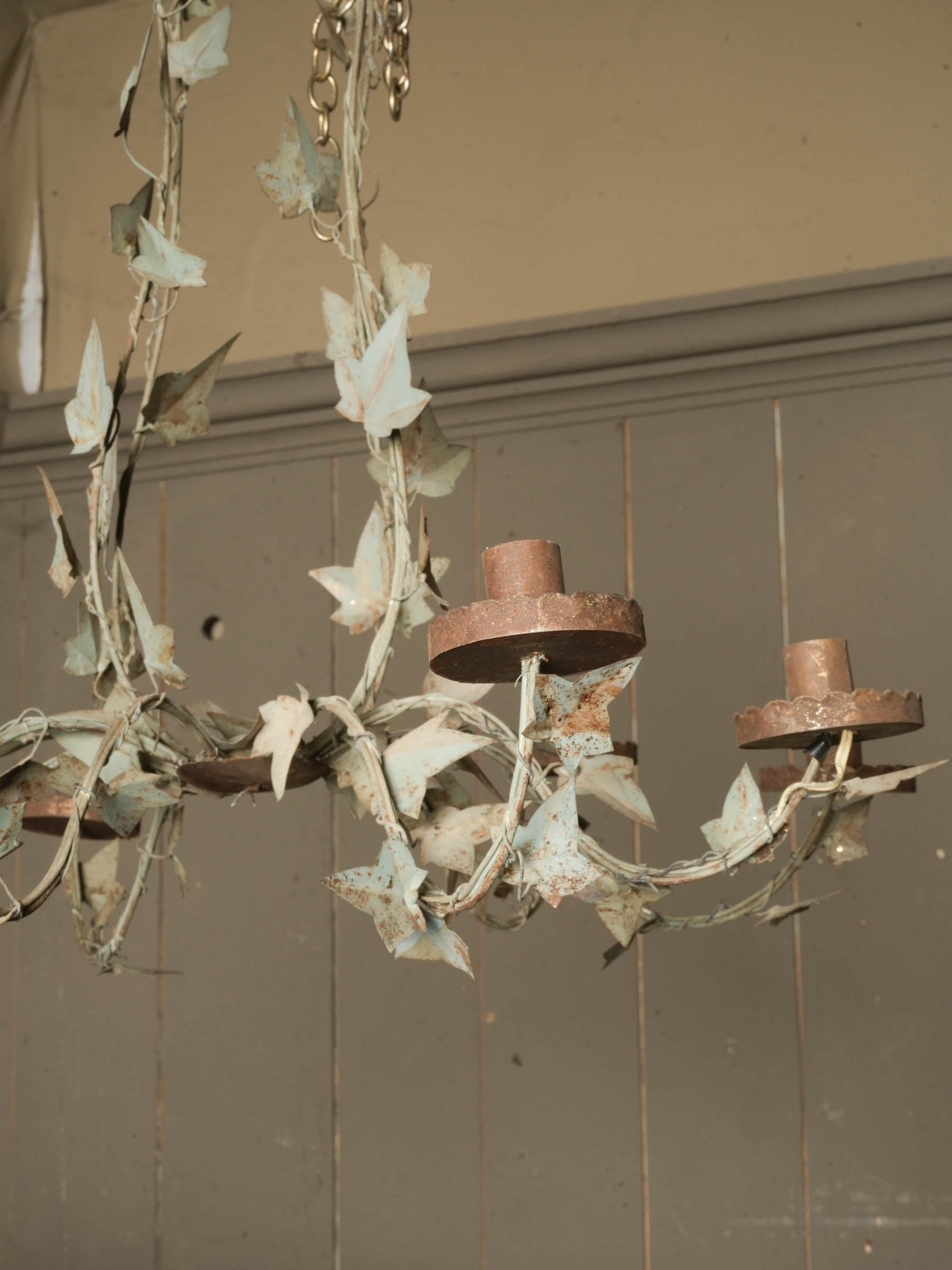 Italian Painted Tôle Eight-Light Ivy Chandelier, c. 1960 - 23¾" x 26"