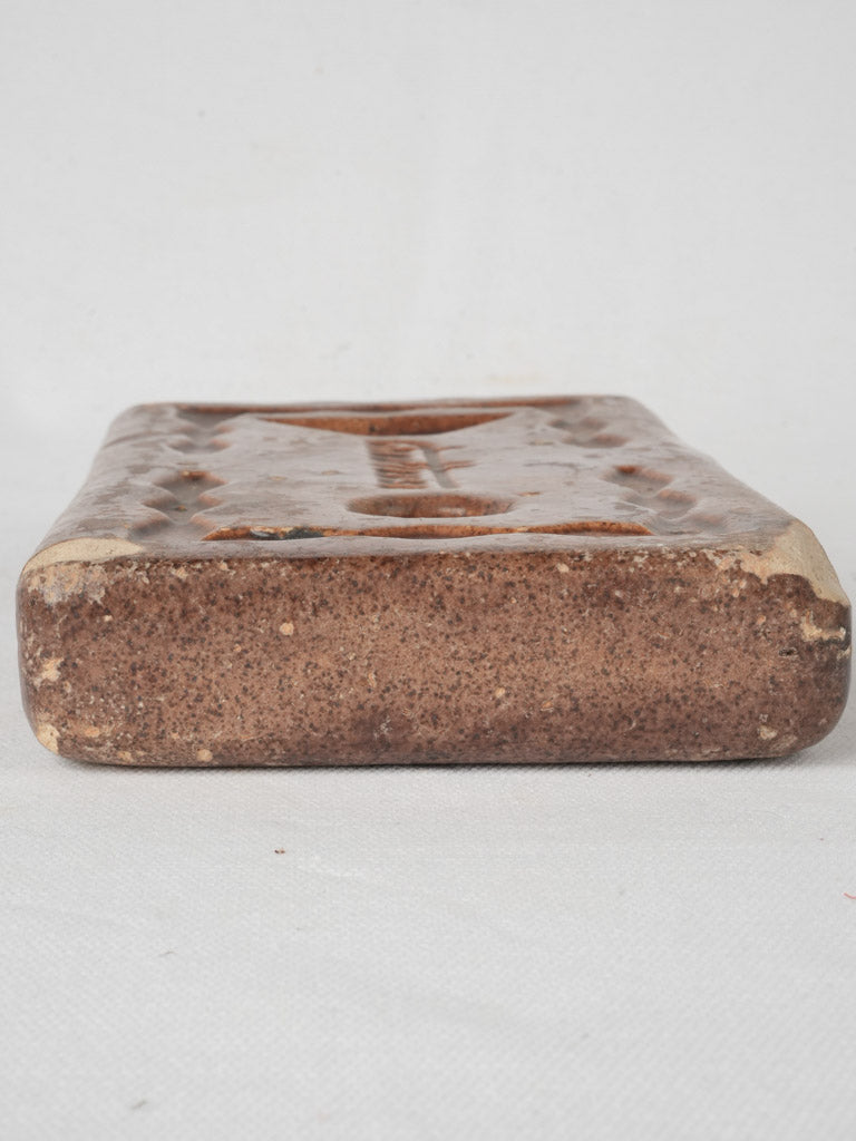 Elegant embossed ceramic brique chaffeuse