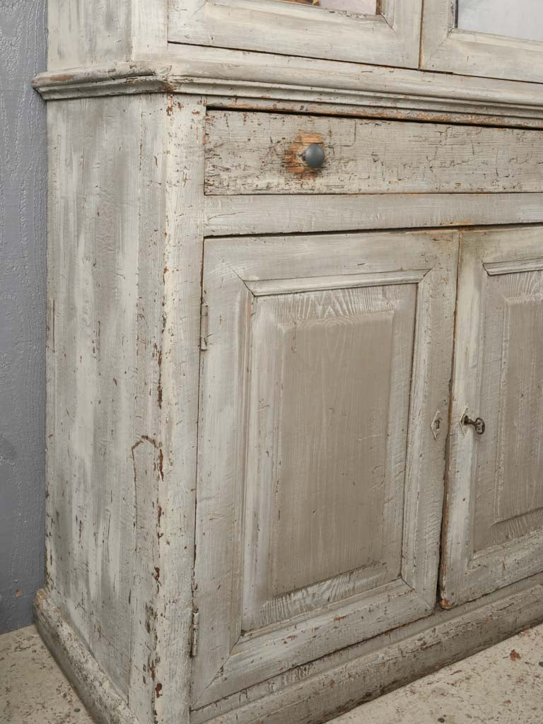 Sturdy grey key-lock vitrine