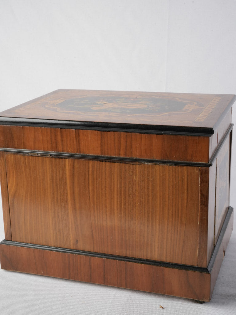 Timeless aristocratic drinkware box.