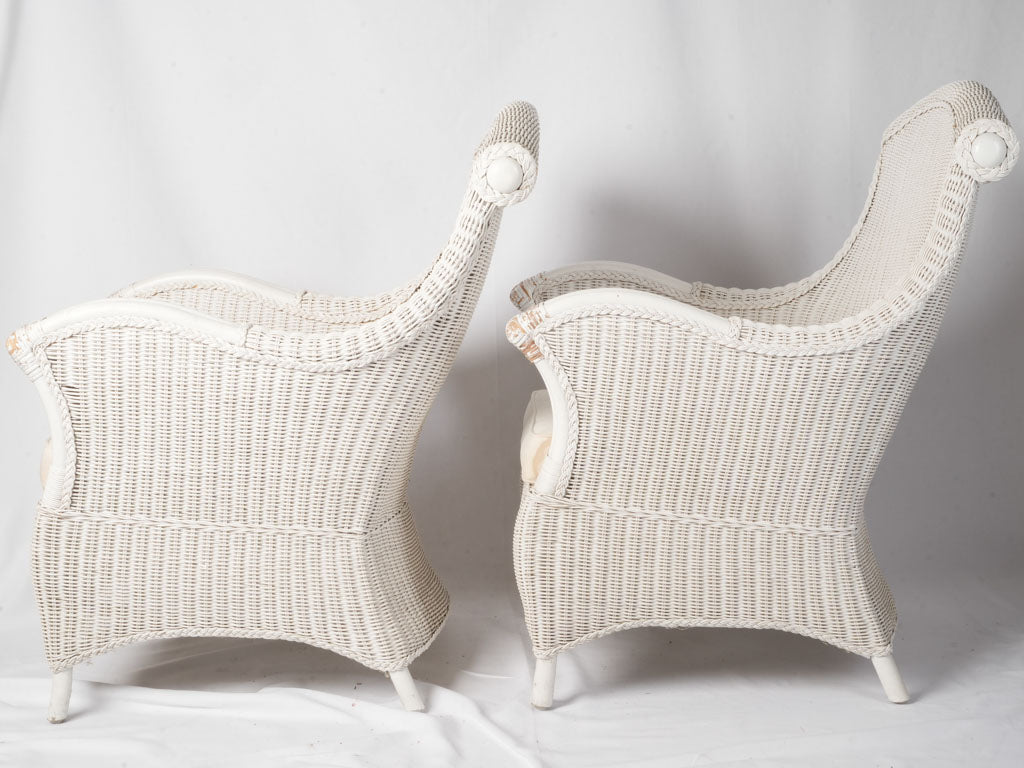 Softly arched crest seating