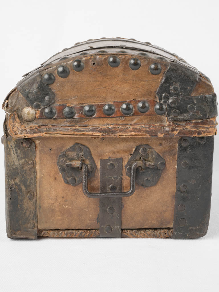 Elegant hidden-keyhole leather messenger case