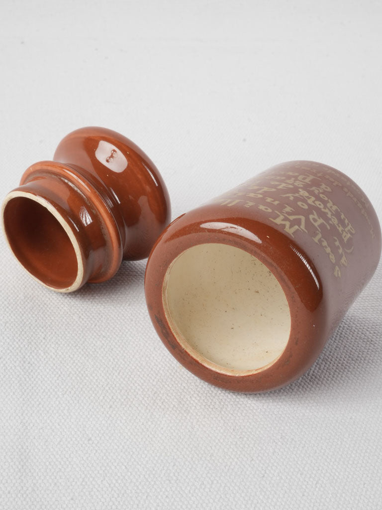 Compact caramel glaze condiment holder  