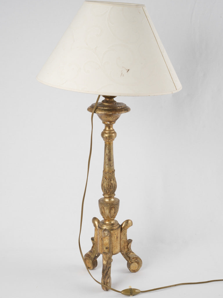 Classic damask-shade European lamp