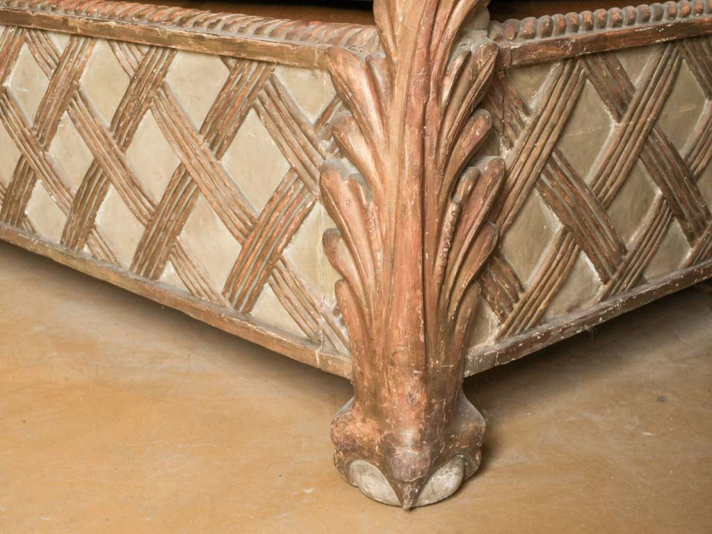 Elegant serpentine backed daybed